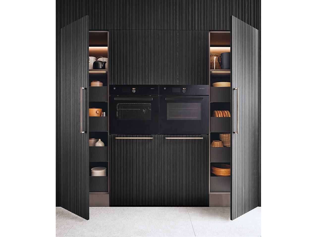 ITALIA + FRAME SYSTEM