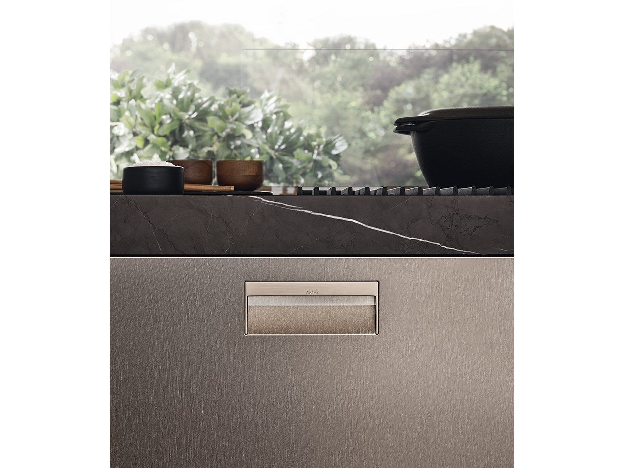 ITALIA + FRAME SYSTEM