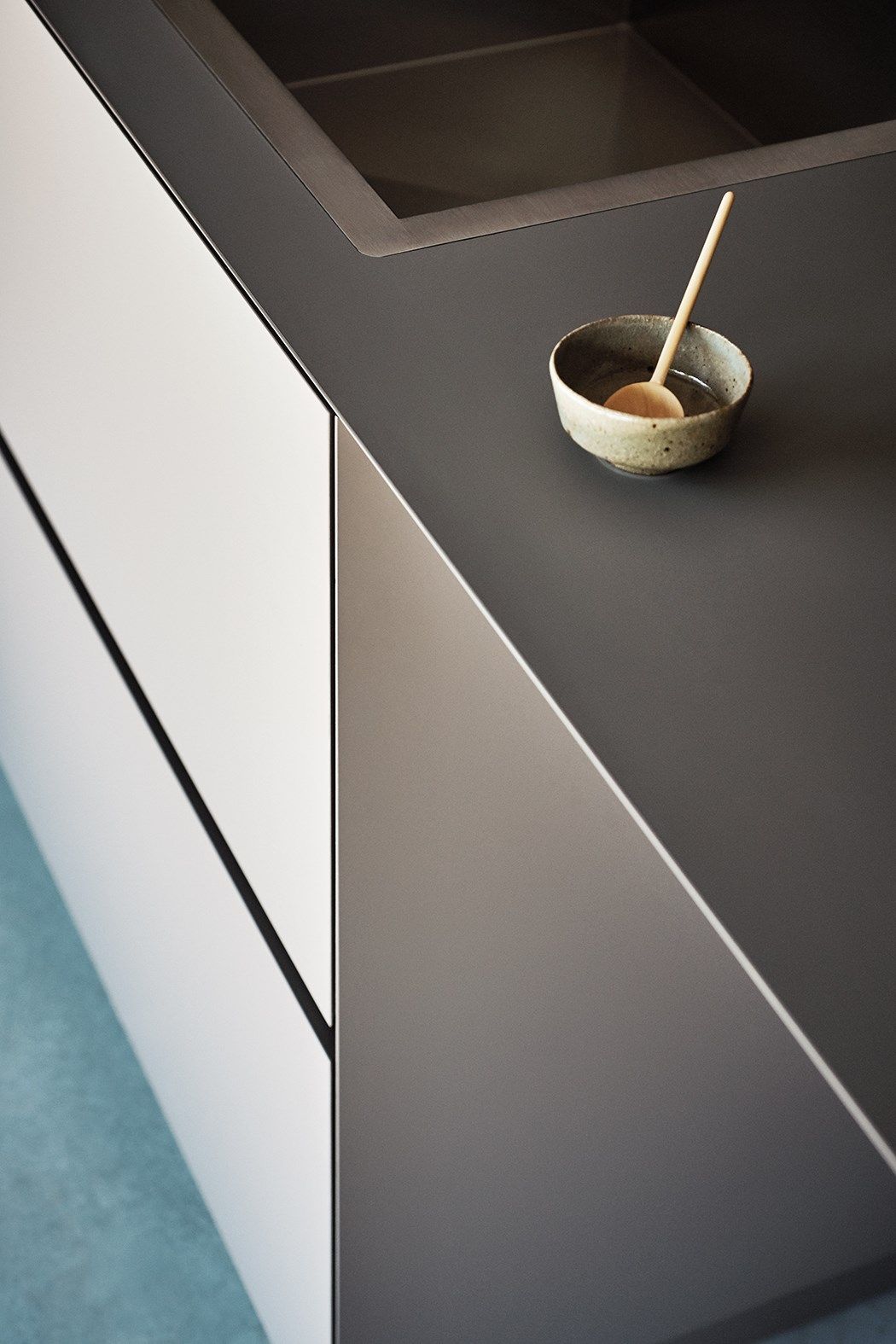 N_ELLE - OUTSTANDING LIGHTNESS