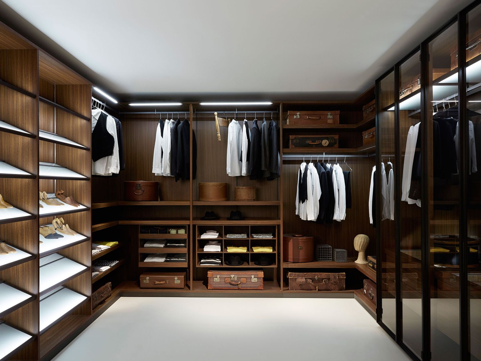 STORAGE DRESSING ROOM