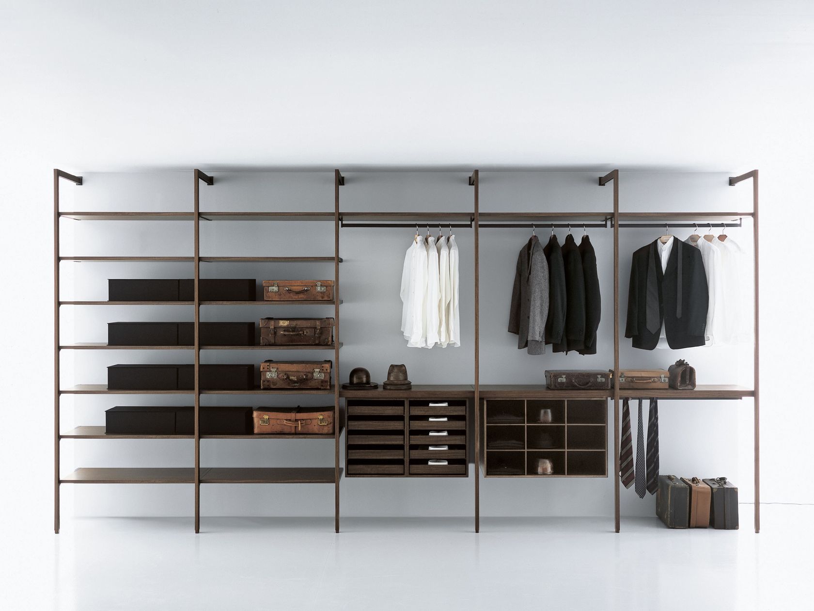 STORAGE WALK-IN WARDROBE