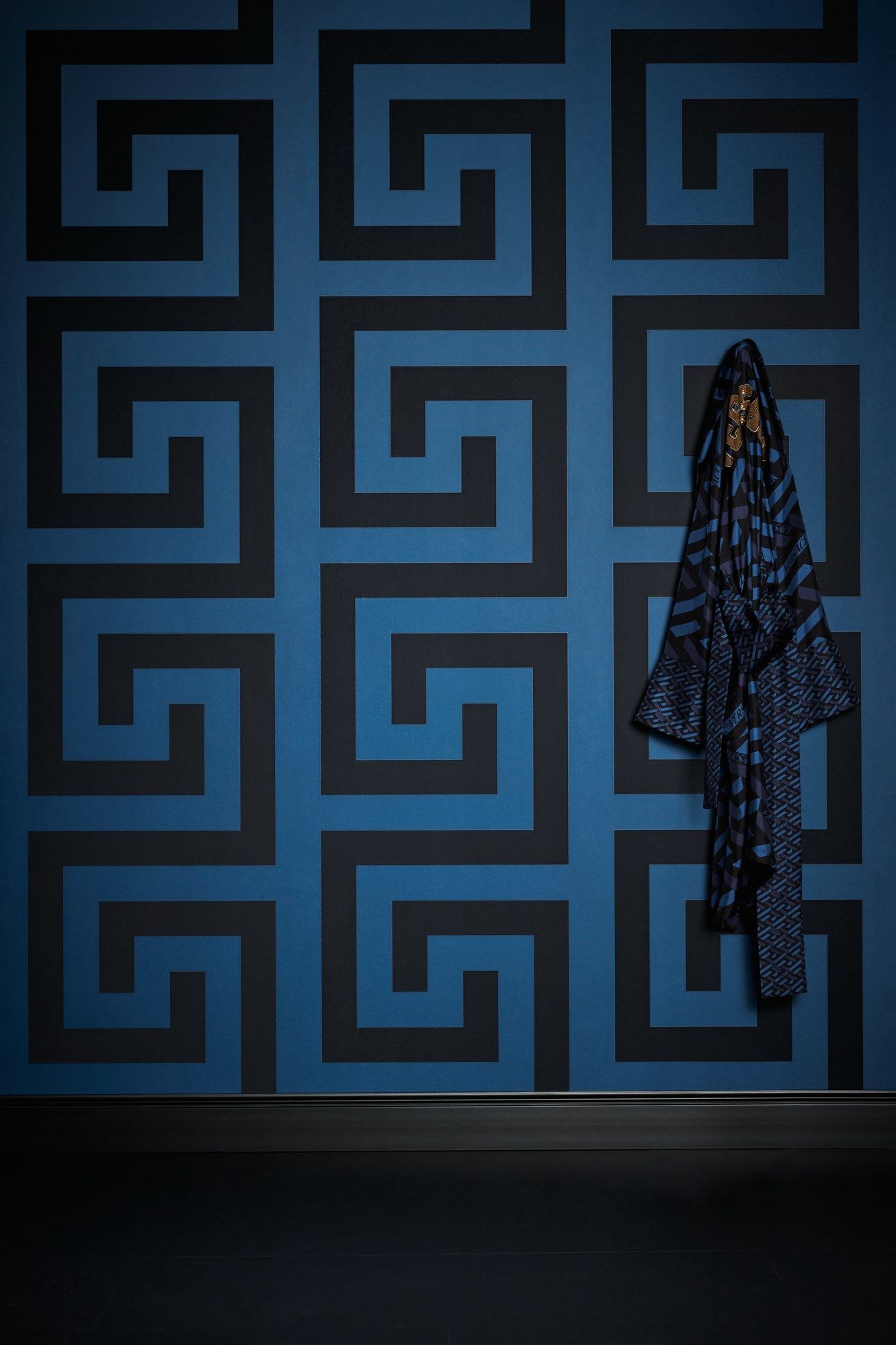 VERSACE V